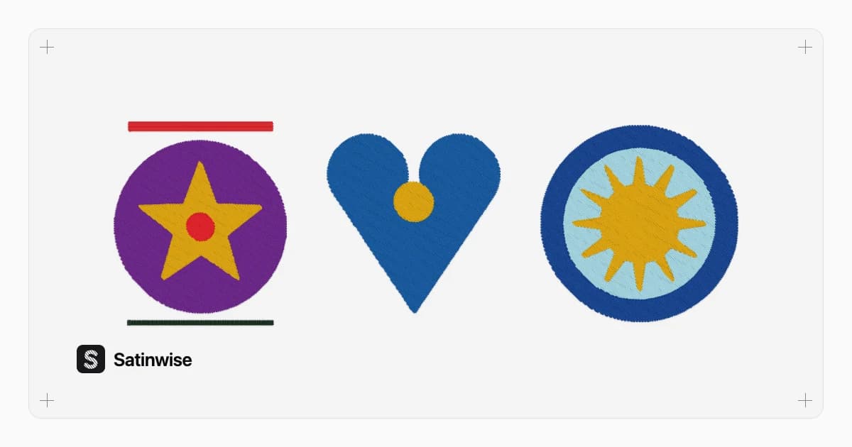 Tres diseños bordados, una estrella, un corazón y un sol, sobre el bastidor con cruces de registro